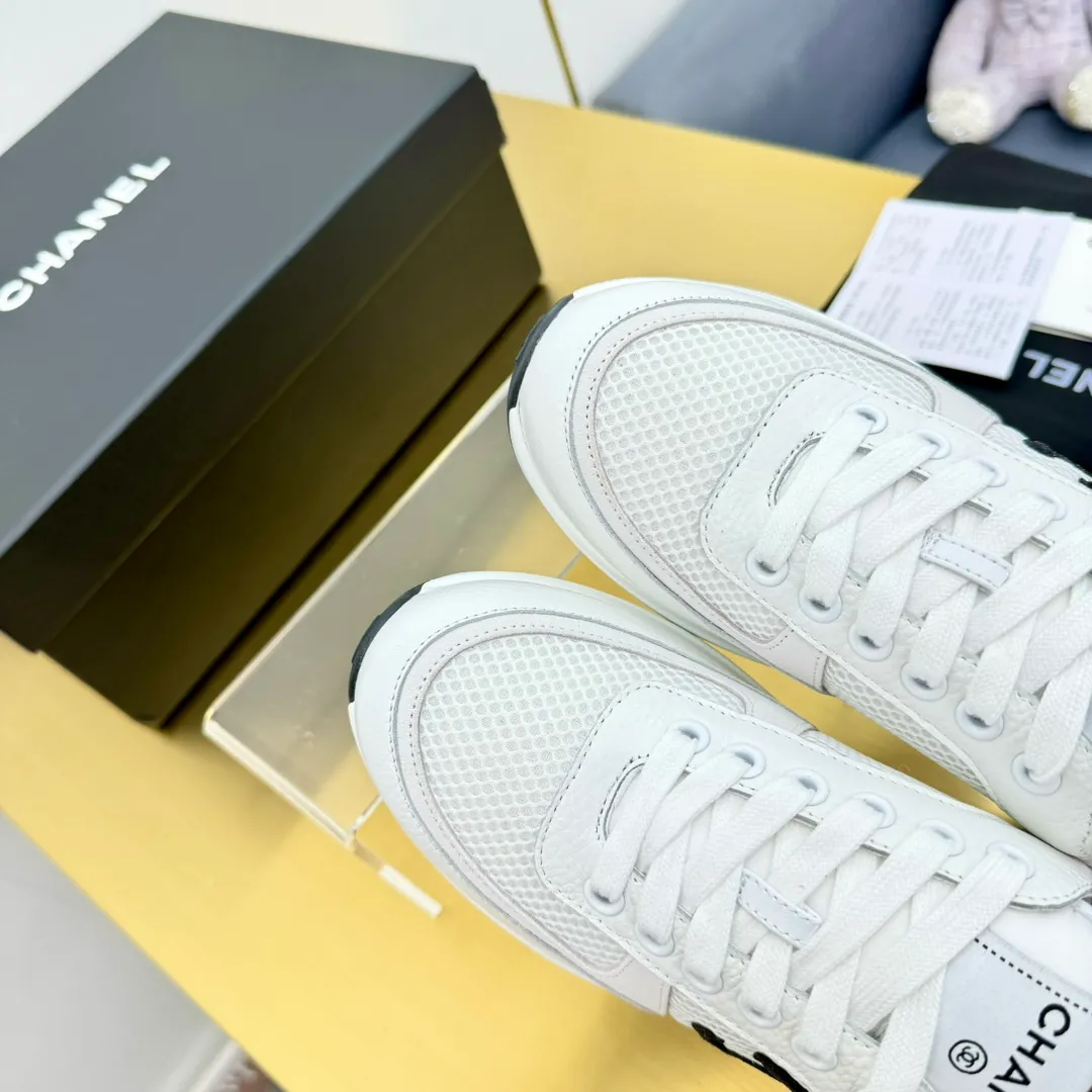 👟👟Ex-factory price 520👟👟 Women's shoe factory top version Chanel Chanel - 2023 counter top casual sports shoes This classic design; the upper is electro-embroidered with a variety of techniques; the outsole is fashionable and sporty; it is unusual to incorporate a variety of color matching elements... The diversified mix and match is very beautiful and versatile, casual, fashionable, sports and outdoor can be taken into account... ꫛꫀꪝ Go➫ Material: ❶The upper is made of: original imported mercerized velvet + double-layer breathable mesh ❷The inner part is made of: the original imported breathable mesh ❸The outsole is based on: original TPU combination outsole Special counter boutique packaging complete set for women 35–41
